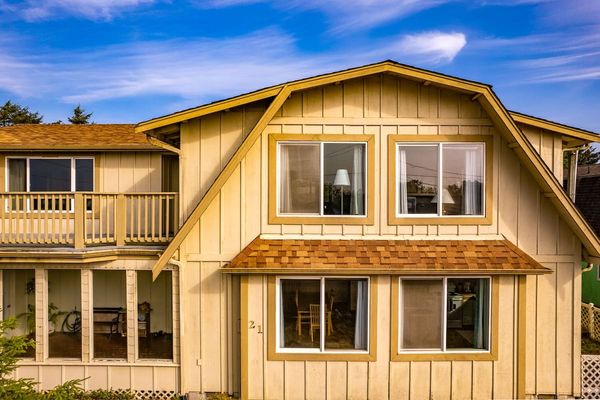 Beachfront with loft & fireplace in Copalis Beach.