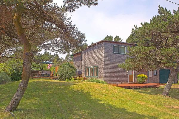 Cozy 2BR cabin near beach with deck & fireplace.