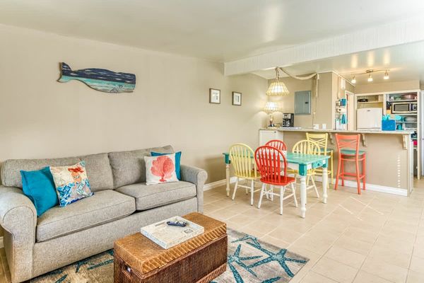 Beachfront condo, pet friendly with kitchen