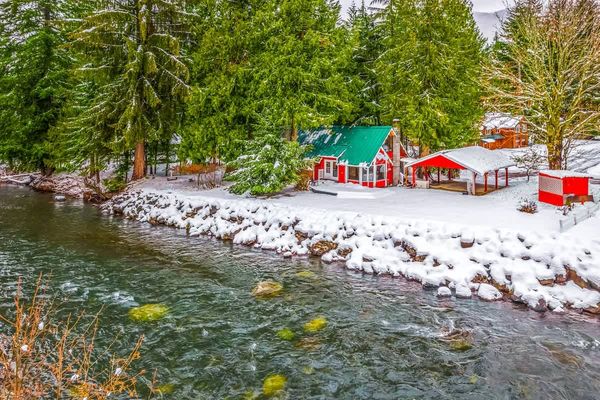 Riverside cabin near Mount Rainier with hot tub!
