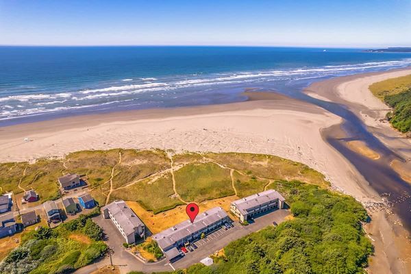 Beachside Condo next to the Moclips River