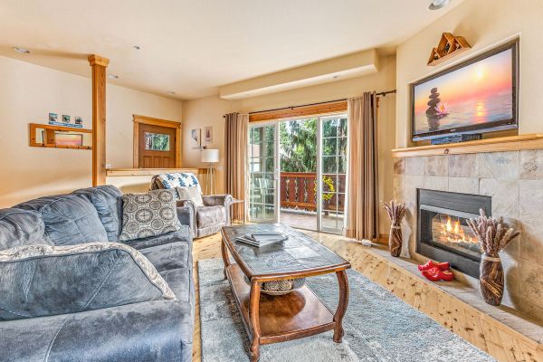 Leavenworth Luxury Condo | Fireplace | Porch & BBQ