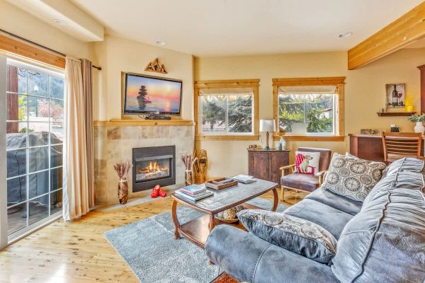 Leavenworth Luxury Condo | Fireplace | Porch & BBQ