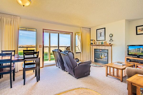 Top Floor Condo right on the Beach