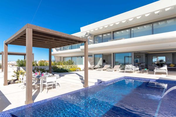 The Vue 3 C -Luxury Vue Apartment with Infinity Pool