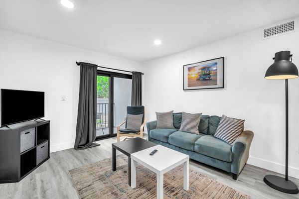 West Brickell #2 Renovated 2/1 Apt + Parking