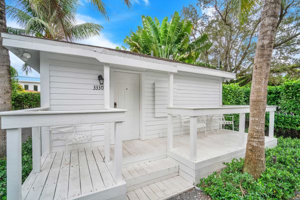 Renovated & Charming Grove Bay 1/1 Cottage