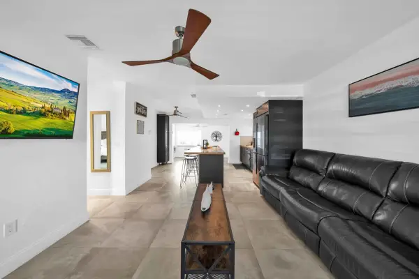 Biscayne Shore-Stylish 3BR Tropical Family Retreat