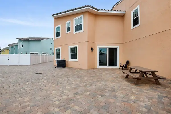 5BR townhouse w/ pool & balcony