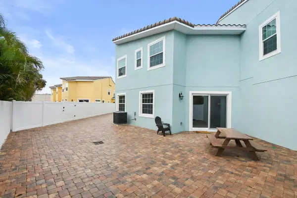 Fortebello townhouse w/ pool, BBQ & backyard