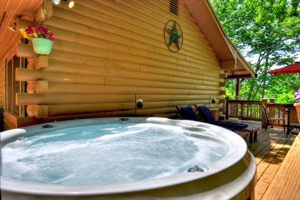 Cozy Rustic Cottage w/Hot Tub & Fire Pit near Lake