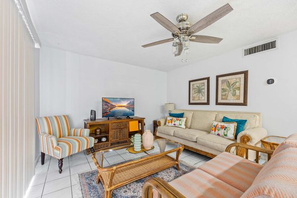 The Diplomat- 2 Bed Condo-3 Minute Walk to Beach!