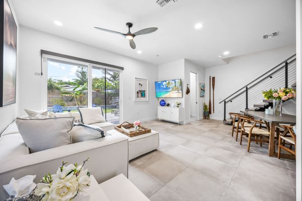 Beachside escape w/ full kitchen,BBQ & backyard