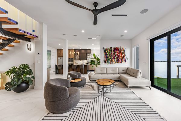 5BR riverside home – dock, grill & backyard