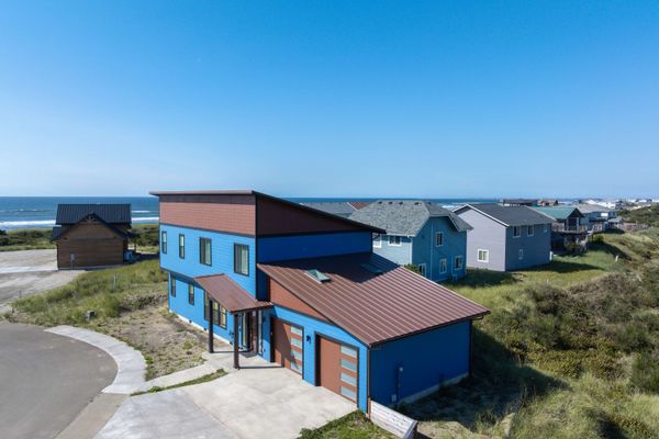 Luxury 5BR | Hot Tub, Game Room, Steps to Beach