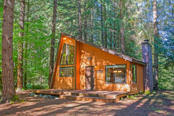 Secluded Greenwater Cabin with Loft Near Rainier