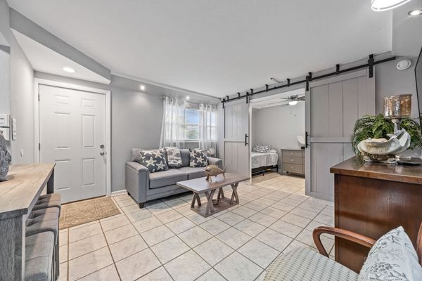2BR condo w/ beach kit, 2 bikes & free parking