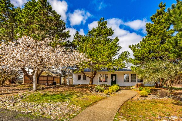 3BR Family Home | Hot Tub | Fire Pit | Dogs OK