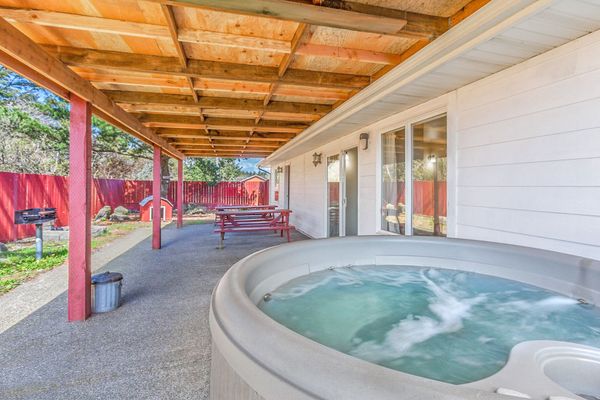 3BR Family Home | Hot Tub | Fire Pit | Dogs OK