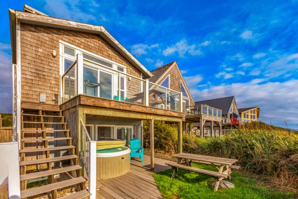 Beachfront w/ Hot Tub | Sleeps 11 | Dogs OK