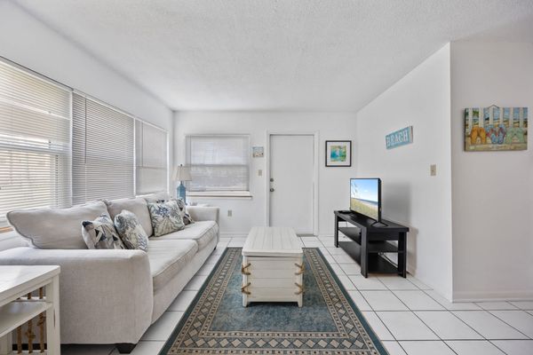 Cozy 1BR retreat w/ kitchen & parking