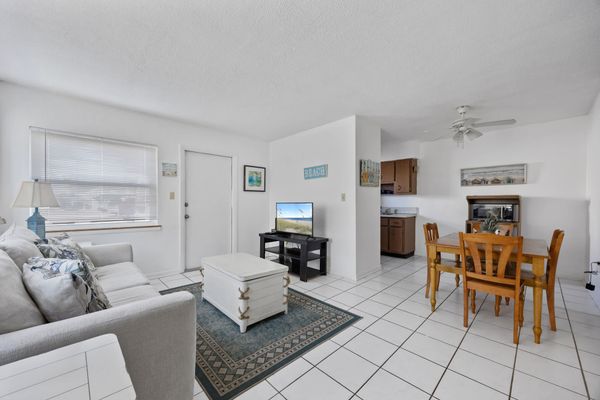 Cozy 1BR Ground Floor Apartment Steps to Beach