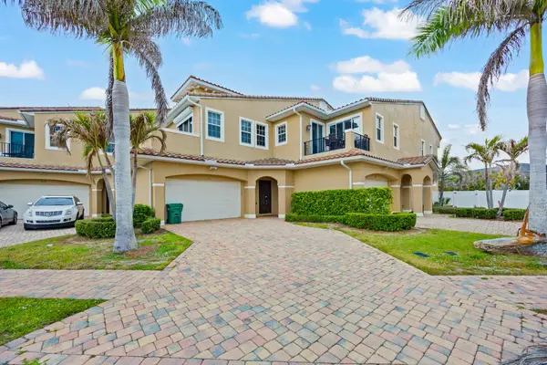 Group-Friendly 5BR/4.5BA with Private Yard