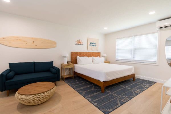 THE JUNI – Studio Steps From Beach & Downtown