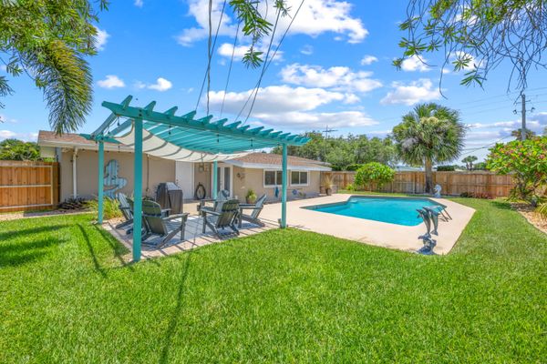 Turtle Pointe – 3BR, Poolside Coastal Escape