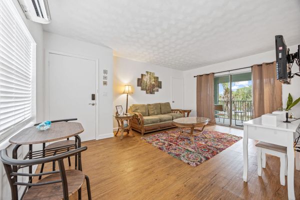 1BR Beachside Classic – 1 Min Walk to the Sand!