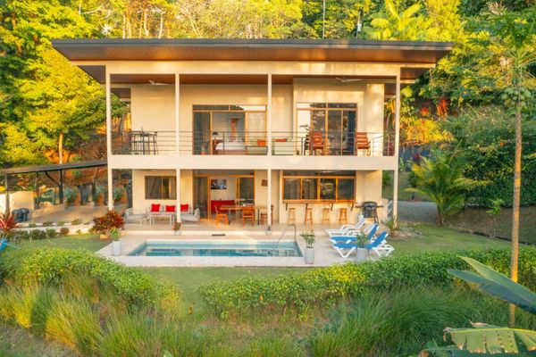 2 homes-sleep 10-Private Pool-5 min to beach