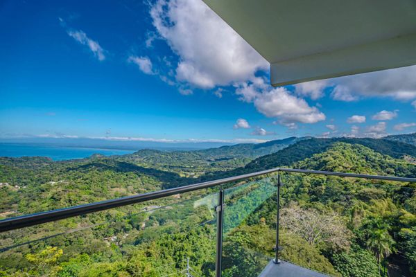 Panoramic ocean view condo-pools-gym-fast internet