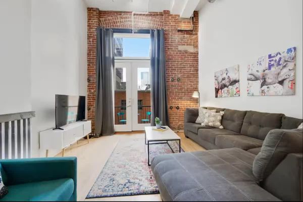 Loft Retreat | King Bed+Balcony | Pet-Friendly 30+