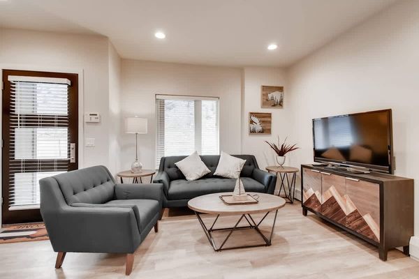 The Hollyhock Hideaway / Close to Slopes