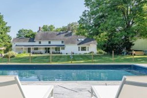 Creekside Farmhouse: Private Pond & Hot Tub