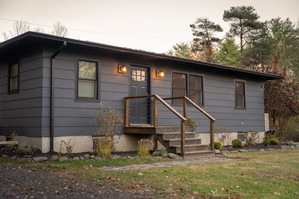 Oakwood Cabin: Cozy Retreat with Fire Pit