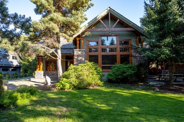 The Cedar & Snow  -Creekside Chalet