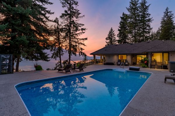 Raven’s Retreat on Shuswap Lake ~ Pool & Hot Tub