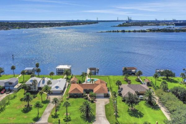 Peaceful Island Retreat – Heated Pool – Gym – Sleeps 10