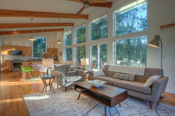 Bright, Contemporary, Walk to Town & Beach