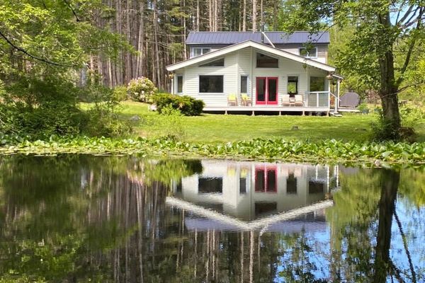 Dragonfly Pond – Dog-Friendly, Private, Peaceful