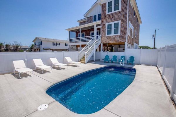 Catching Rays: Award-Winning Retreat + Pool