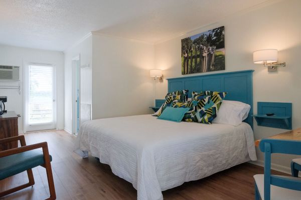 ‘Shelling Suite’ Bluff Shoals Motel – Room 5