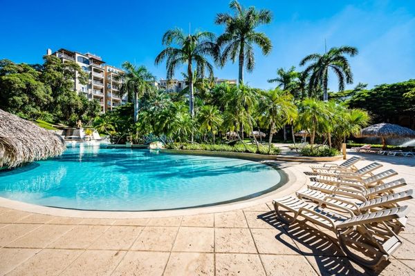 Oceanview Penthouse in the center of Town with a Jacuzzi!