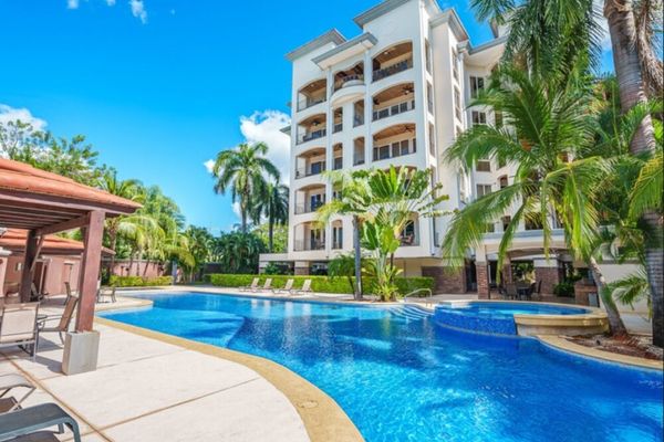 Beautiful Condo a Few Blocks from the Beach!