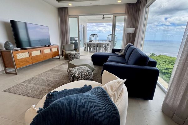 Beautiful Ocean View Condo with Infinity Edge Pool