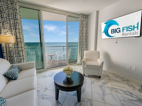 Living Room with Stunning Views☀️