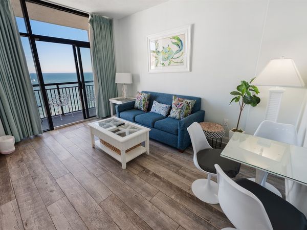 Living Room with Stunning Views☀️
