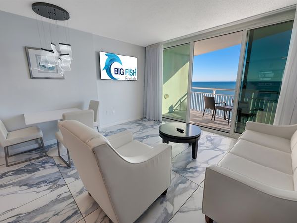 Living Room with Stunning Views☀️