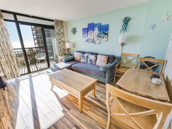 Living Room with Stunning Views☀️